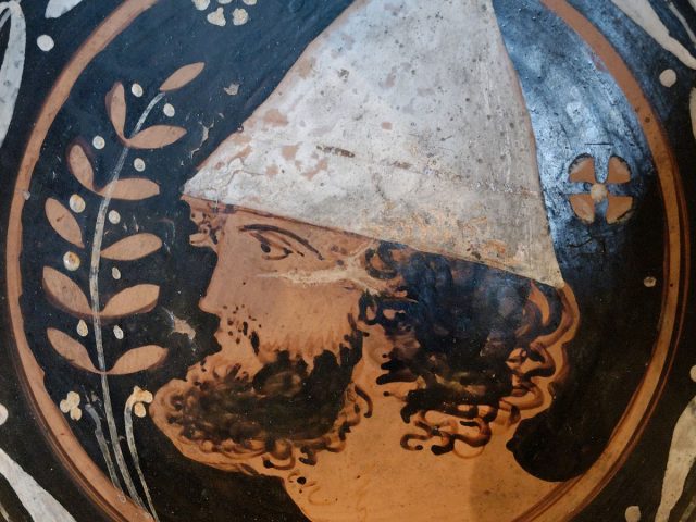 pileatus pe un vas grecesc
