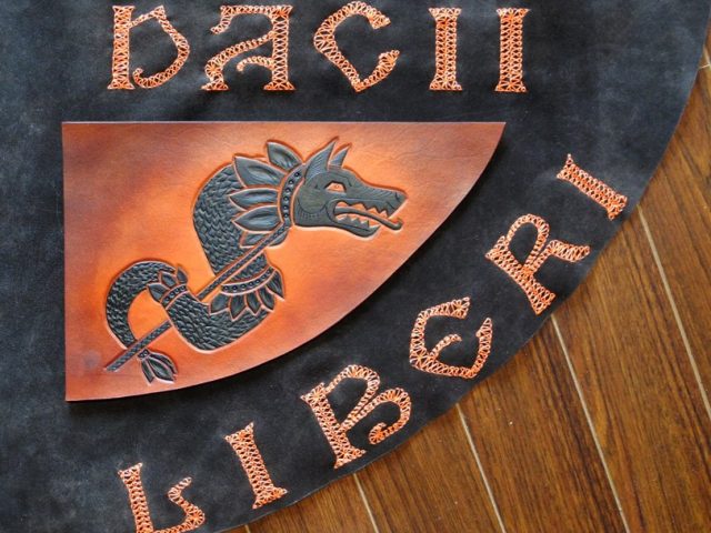 Steag draco din piele cu text cusut manual cu fir de mătase rezistentă: DACII LIBERI.